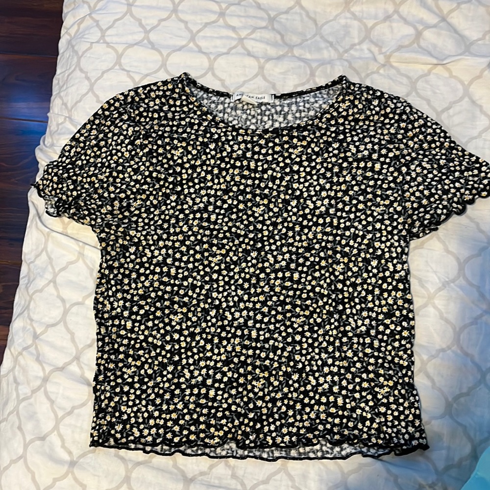 American Eagle floral daisy baby tee size medium